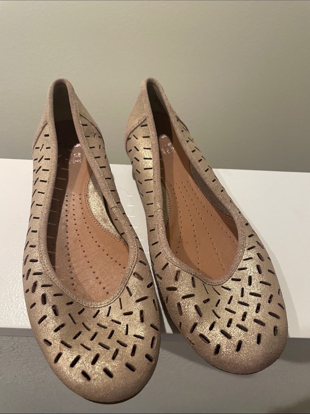 Clark’s Women’s Metallic Beige Ballet Flats size 9.5